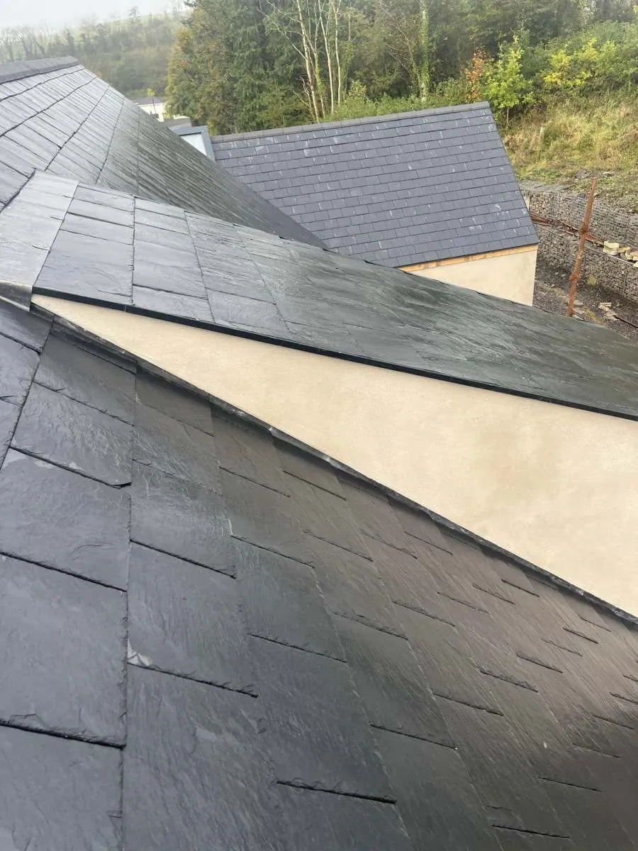 Natural slate roof covering with a clean finish